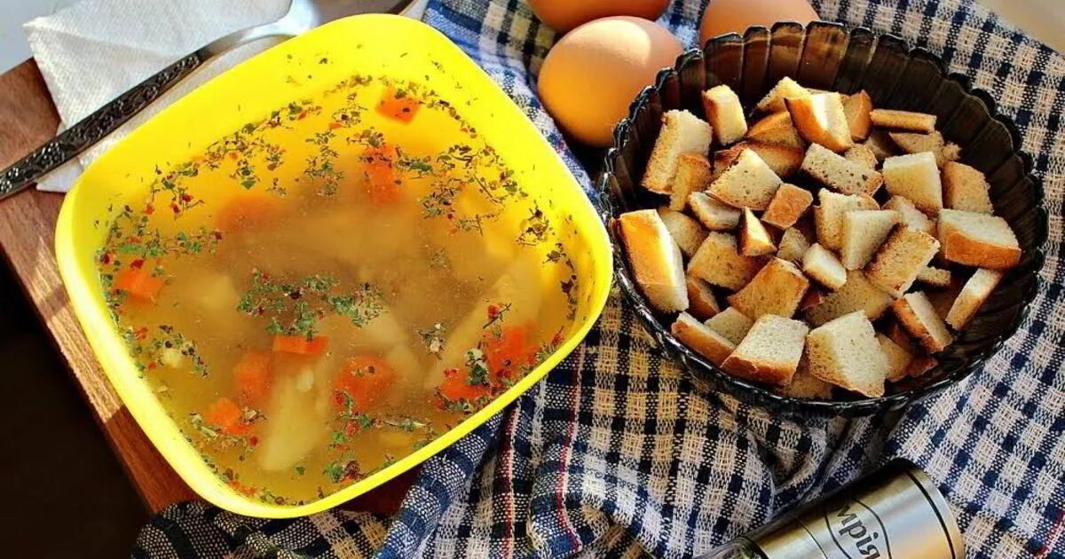 Куриный бульон содержание. Куриный бульон. суп куриный с сухариками. куриный бульон с яйцом. бульон с яйцом и сухариками.