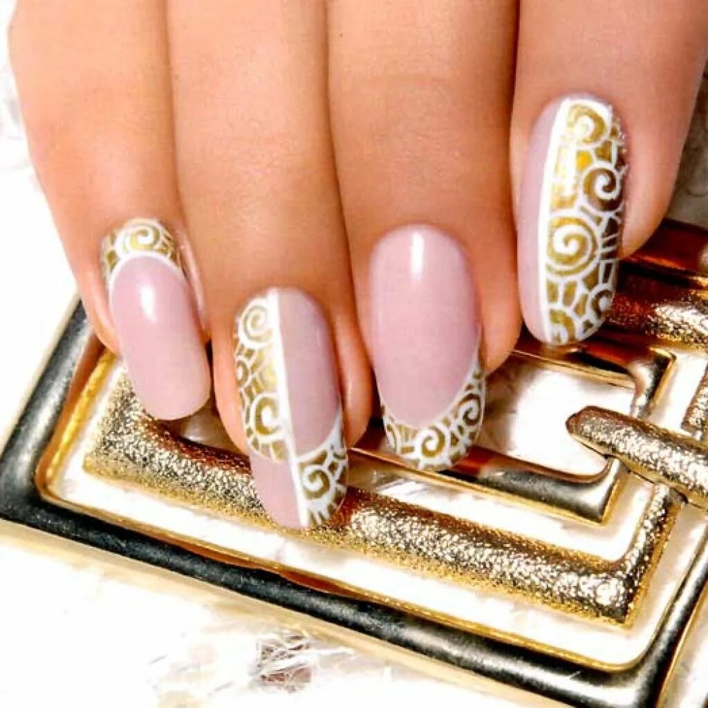 Ногти розовый с золотым. Золотые ногти. Маникюр золото. Ногти золотистые. Розовые ногти с прзолтом.