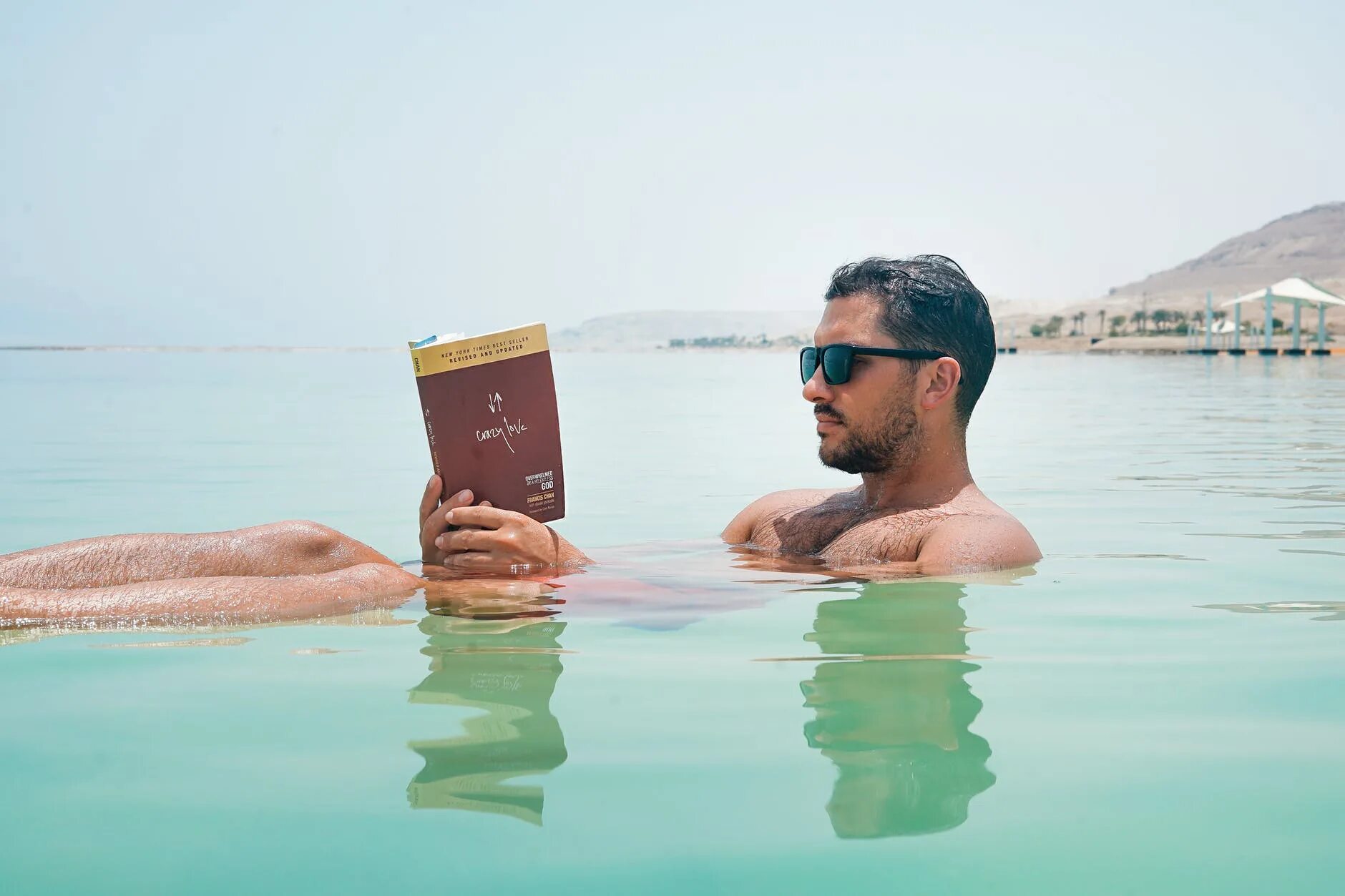 Tourism reading. Флоатинг мужчина. Мертвое море люди читают. Мертвое море чтение газеты. Мертвое море люди.