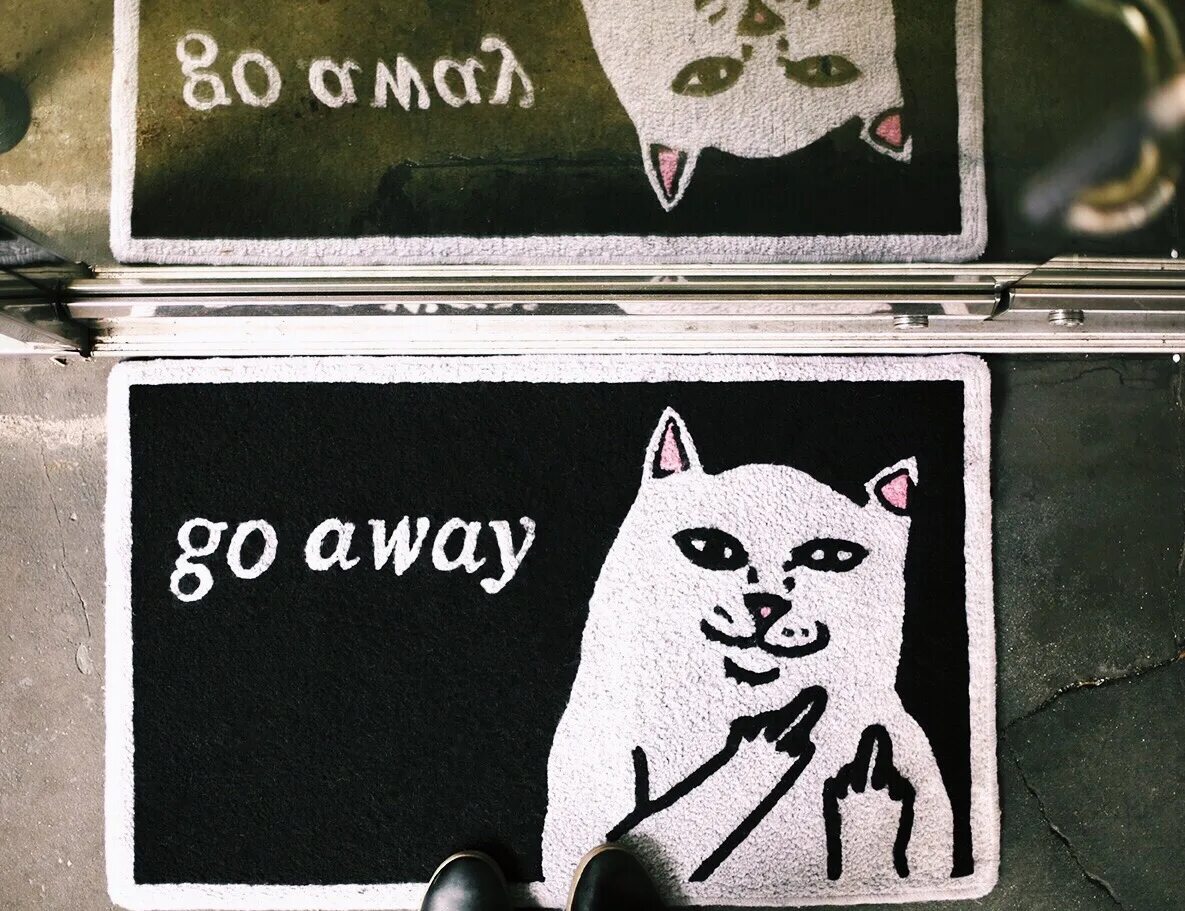 Go away кот. Коврик go away. Ковер с котом go away. Коврик вам здесь не рады. Make go away