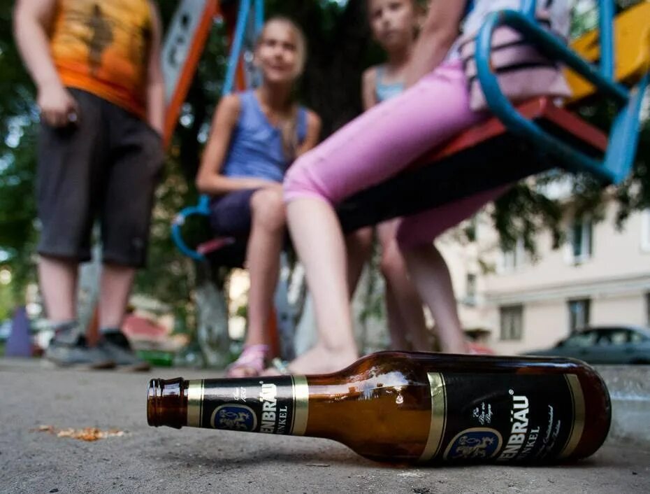 Пьяного детку. Подросток с пивом на улице. Алкоголизм молодежи. Алкоголь на улице.