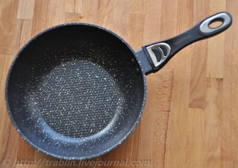 чугунная сковорода вид сверху. сковородка референс. можно ли вернуть сковороду. можно ли вернуть сковороду. сковорода чугунная пригорелая.