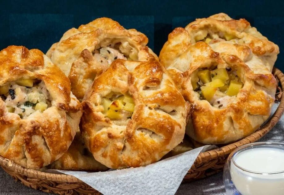 Мини курники. Эчпочмак и элеш. Курник рецепт маленькие в духовке. Курник с курицей. Курник рецепт маленькие в духовке.