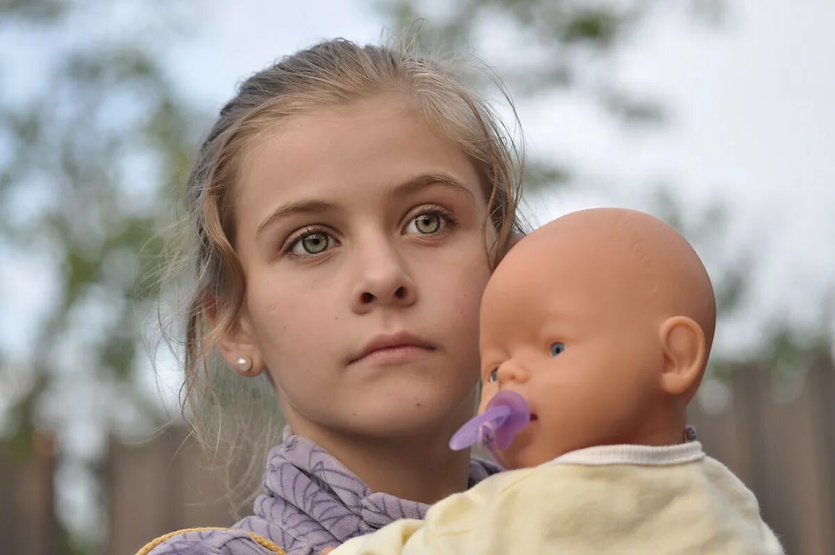 В берестов больная кукла стихотворение. Тихо куколка. Куклы. Тихо куколка. Тихо куколка.