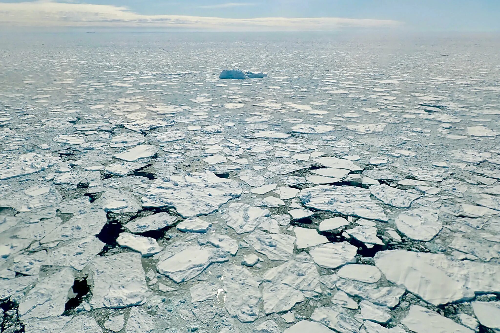 Потепление и повышение уровня океана. Льды Северного Ледовитого океана. Потепление Северного Ледовитого океана. Ледяное поле. Глобальное потепление в Арктике.