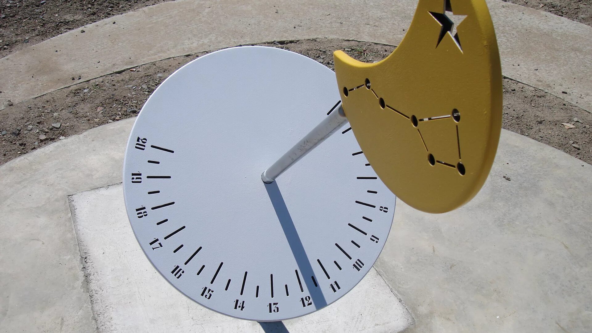 Какие есть солнечные часы. Солнечные часы гномон. Макет солнечных часов. Солнечные часы макет. Горизонтальные солнечные часы.