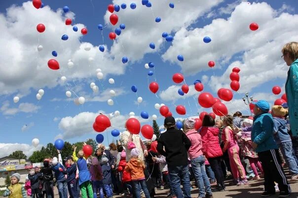 Мирная жизнь детей. Шествие с шарами. Шарики в небе. Дети запускают воздушные шары. Запускание шаров в небо.