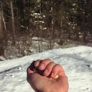 Тает на руках снежинка