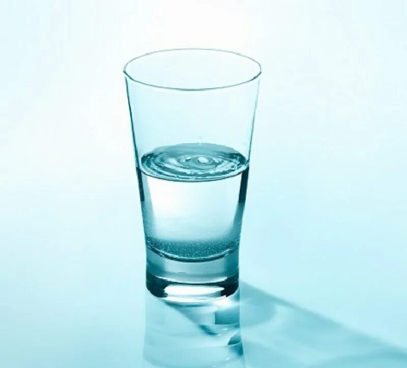 Стакан на половину полон или пуст. Стакан воды наполовину. Половина стакана воды. Полупустой стакан. Полный стакан воды.
