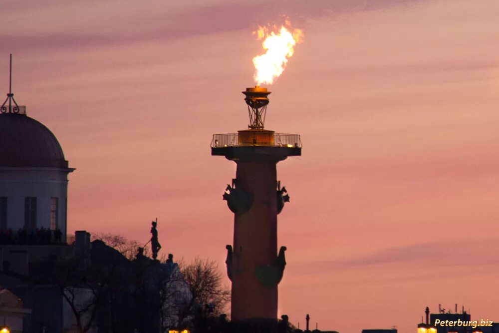 ростральные колонны символ санкт-петербурга. ростральные колонны в блокаду. ростральная колонна ленинград. васильевский остров. ростральные колонны.