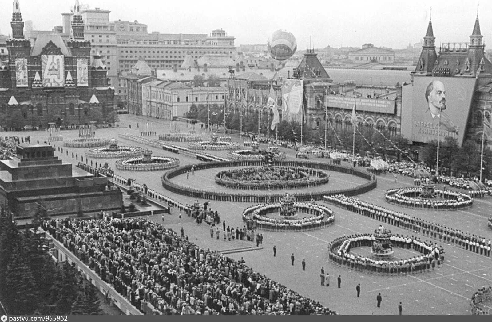 Парад 1936 на красной площади. Фотография ленина музей москвы. Старый москворецкий мост москва. Москва 1936. Большой театр.