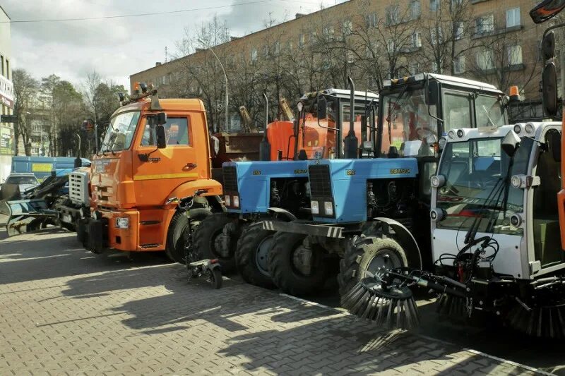 Карта работы коммунальной техники. Мерседес Коммунальная техника. Коммунально уборочная техника УМТ 80. Машина Коммунальная уборочная КМТ 1. Техника для уборки улиц города.