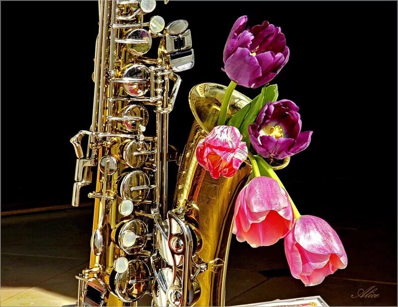 Саксофон. Музыкальные инструменты и цветы. Саксофон и цветы. Музыкальный букет.