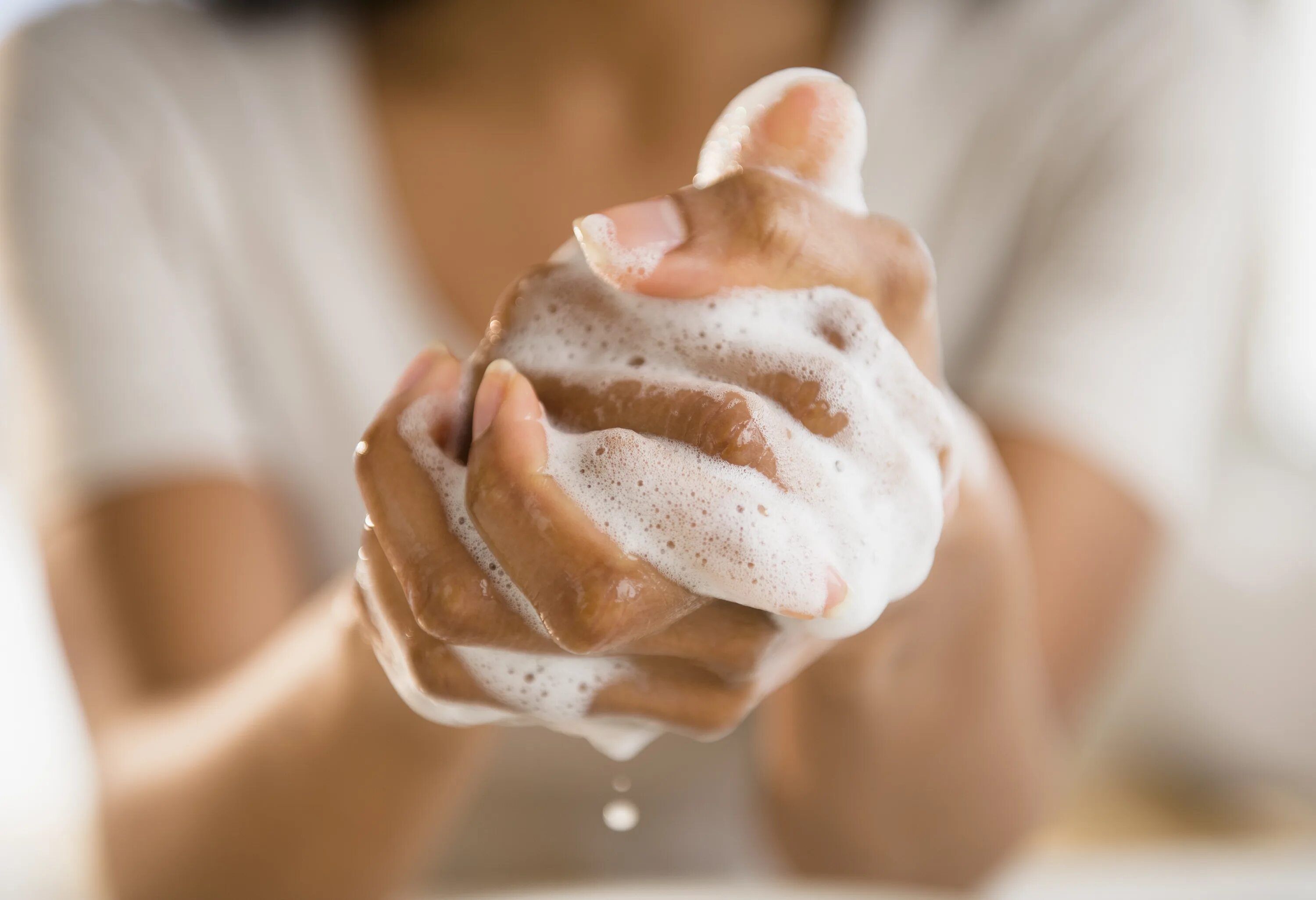 Мыло в постели. Мытье рук с мылом. Мыло для рук. Мыльные руки. Девушка с мылом.
