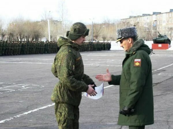 Воинское поощрение. Награждение военных. Поощрения в армии. Командир перед строем. Чествование военнослужащих.