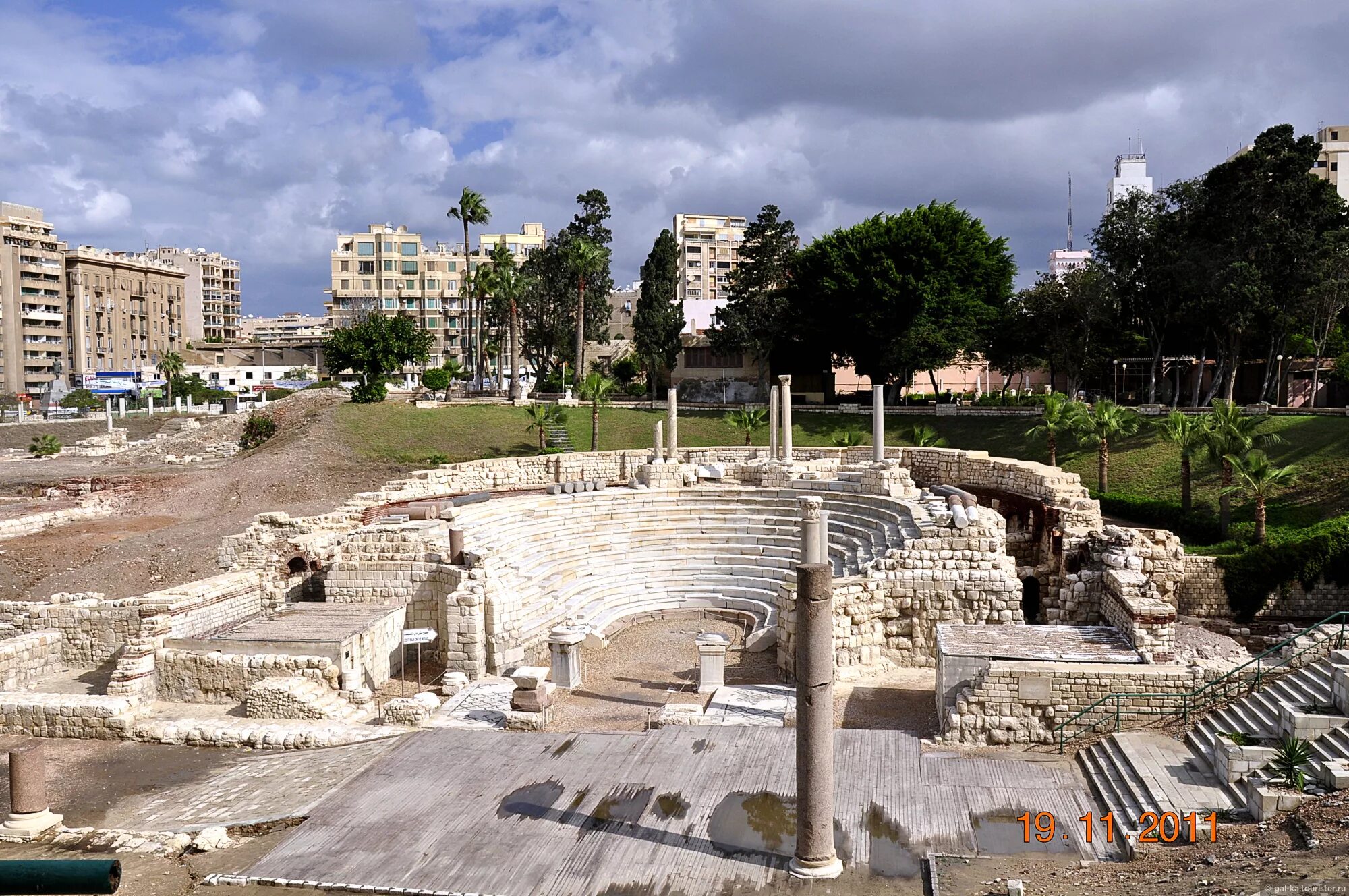 Площадь александрии. Римский амфитеатр в александрии. Храм сераписа в александрии египетской. Древняя александрия египетская. Площадь александрии.