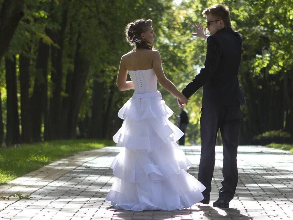 Свадебное платье принес. Свадебные платья минск. Свадебное платье пышное с кружевом. Свадебные наряды в минске. Свадебные платья не пышные.