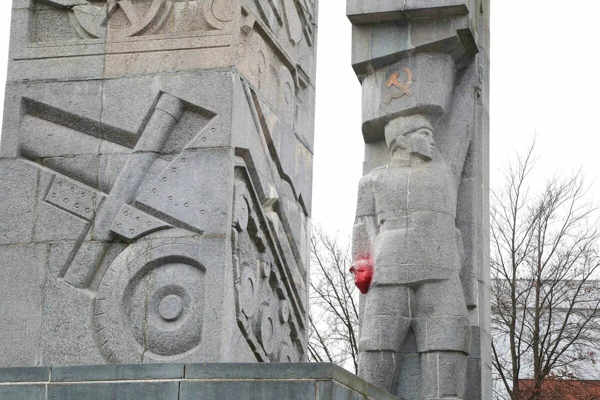 Памятник благодарности. Памятник благодарности красной армии. Памятник благодарности красной армии в Польше. Декоммунизация в Финляндии. Памятник освобождения Варминьско-Мазурской земли в Ольштыне.