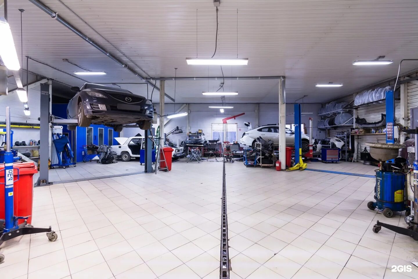 Автотехцентр авто. Сто авто. Автотехцентр авто. Автосервис. Машина технического обслуживания.