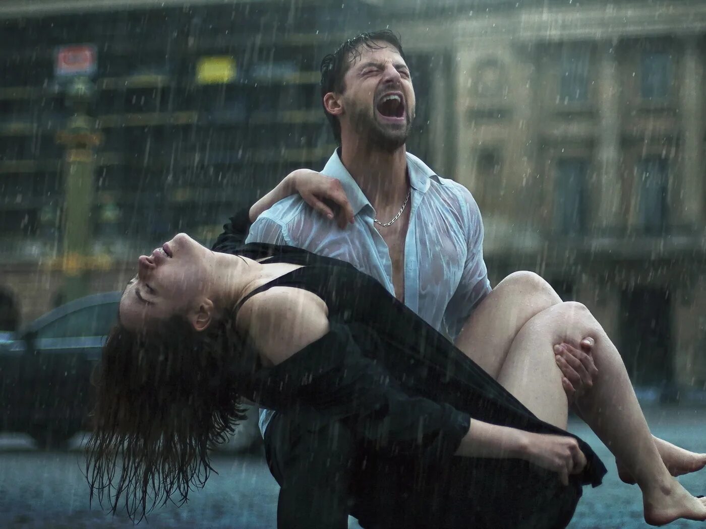Сходить начать. Мужчина и женщина под дождем. Парень и девушка под дождем. Мужчина под дождем.