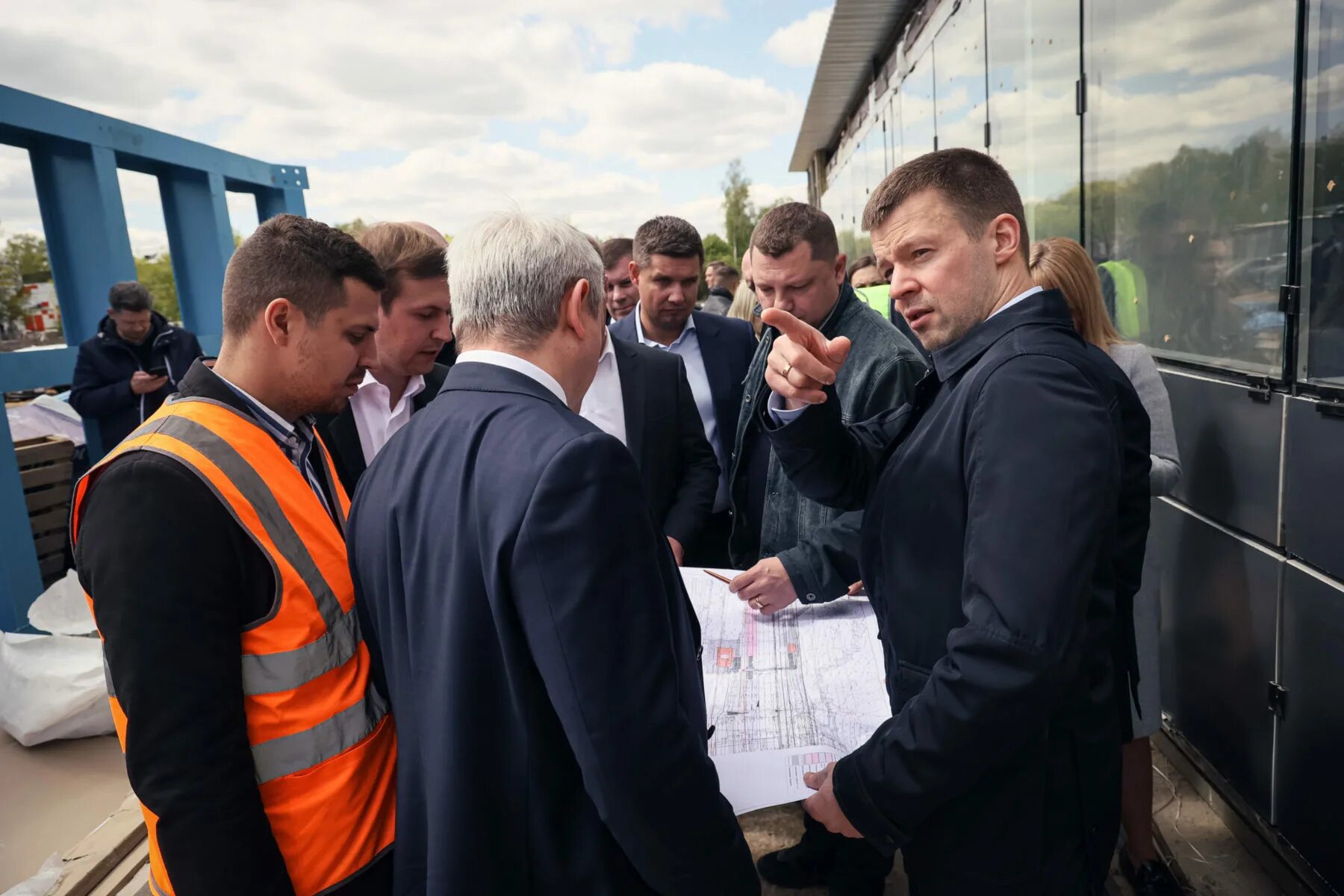 Москворецкая гимназия 11 воскресенск. Новости тучково. Новости железнодорожного московская область сегодня. Поезд на станции фото. Переход жд путей.