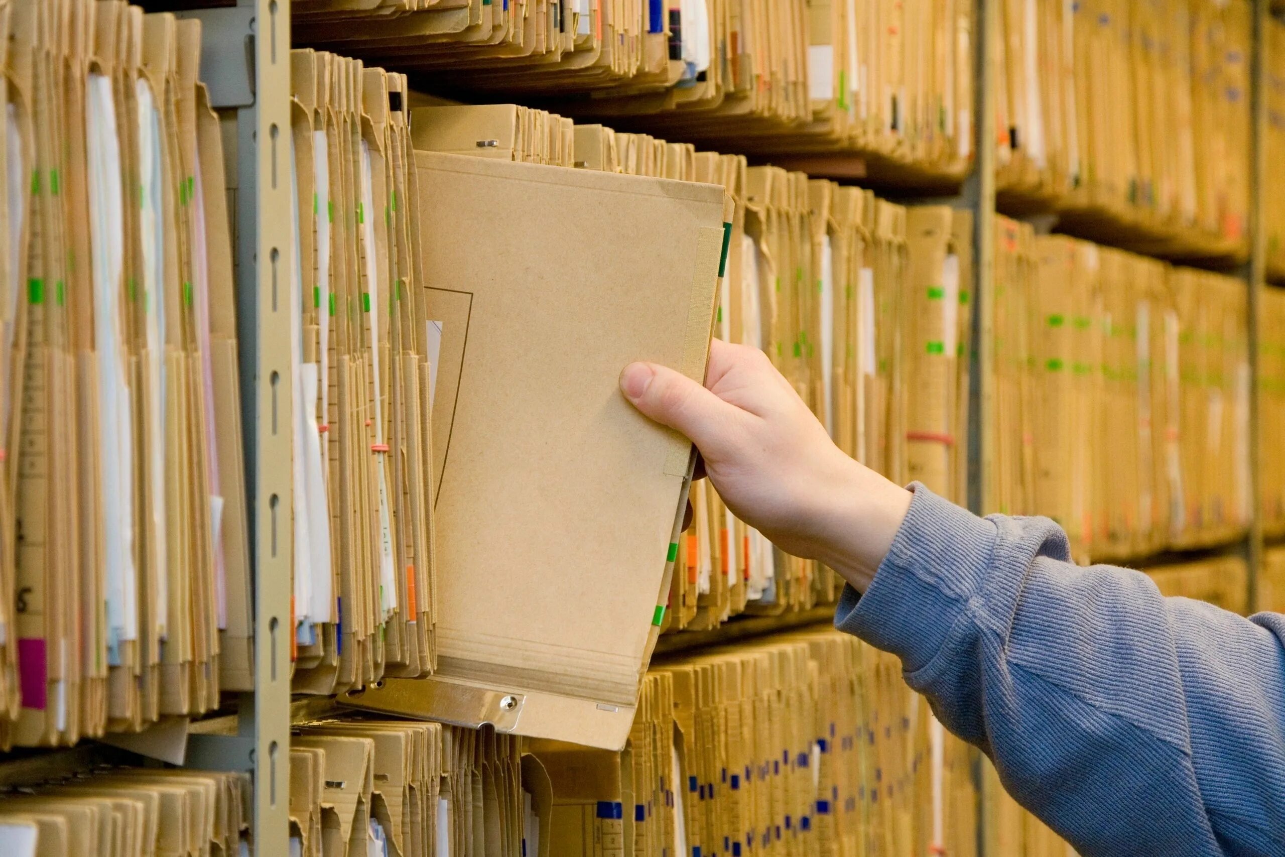 Хранилище архива. Архивное дело ссср. Архивное дело. Центральный исторический архив ссср. Сотрудник архива.