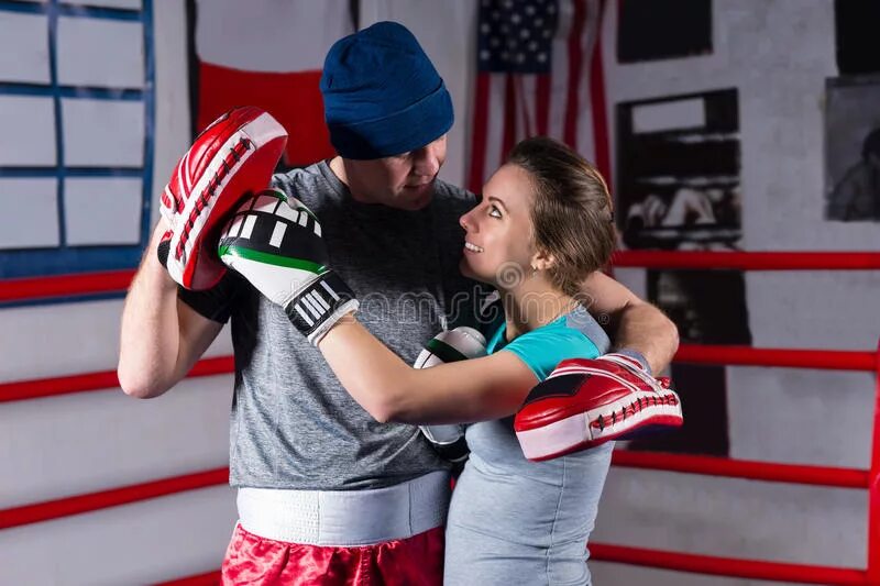 Бокс объятия. Бокс объятия. Объятия боксеров. Дэн хендерсон федор емельяненко полный бой. Бой пакьяо и мейвезера.