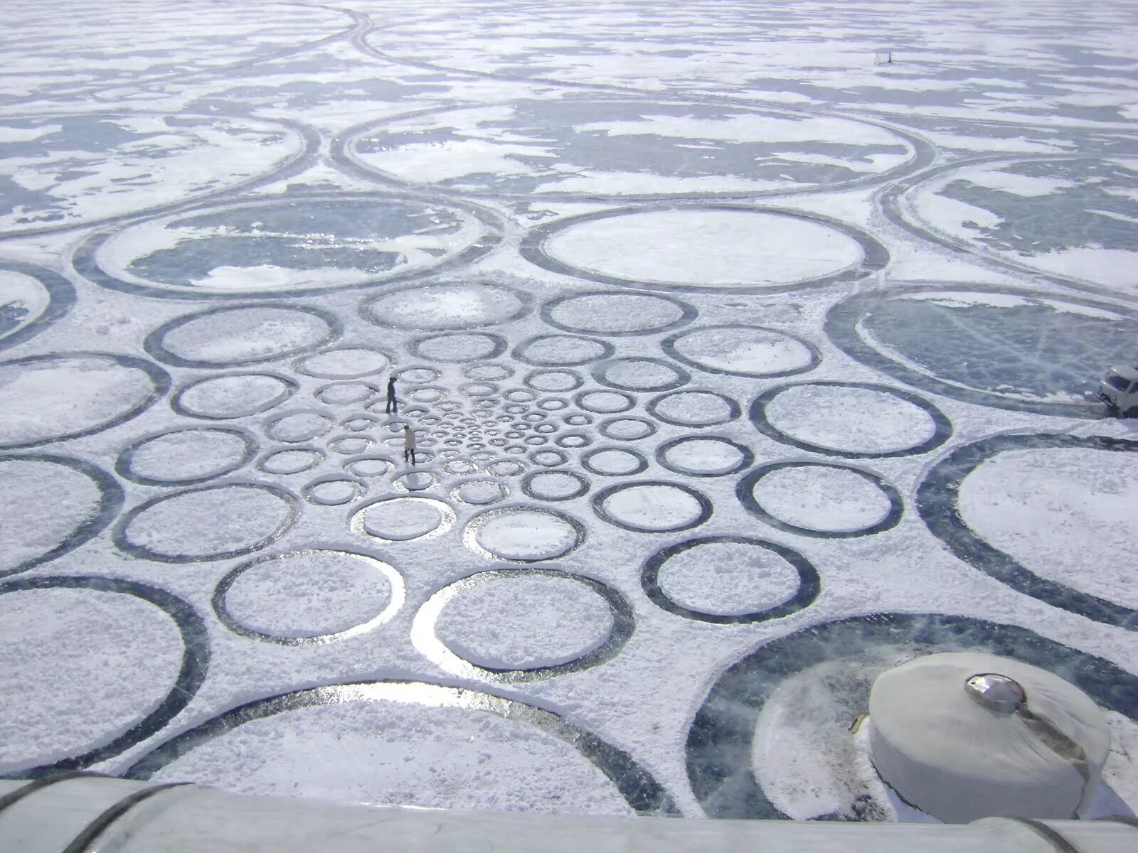 Джим Деневан Байкал. Ледяной круг. Ледяные круги на воде. Круги на льду Байкала.