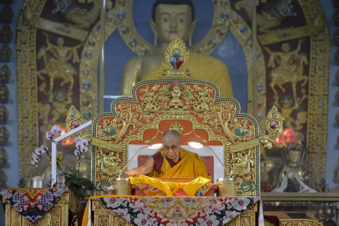 Утренние песнопения. Его Святейшество Далай-лама 14. Тибетские монастыри Далай лама 14. Далай ламы идут храм. Шитье в буддийском храме.