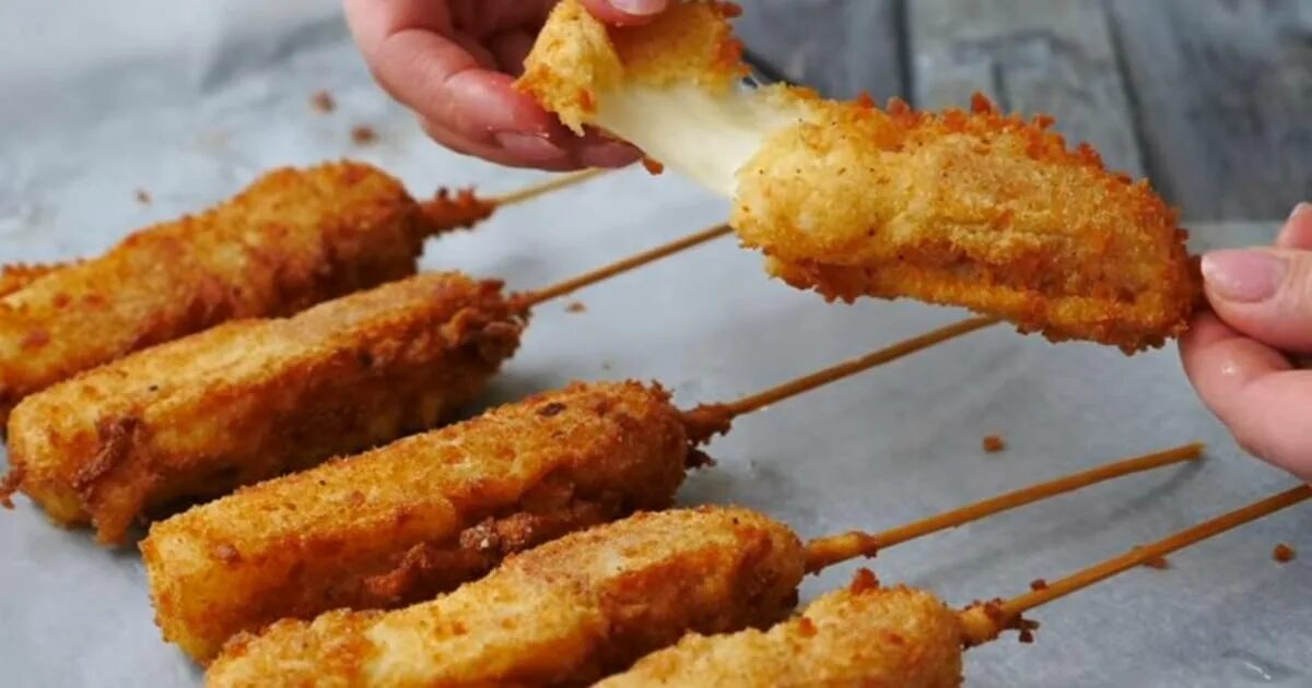 корн дог байтс. моцарелла корн дог. рецепт корн догов с сыром. сырный корн дог. сырный корн дог.