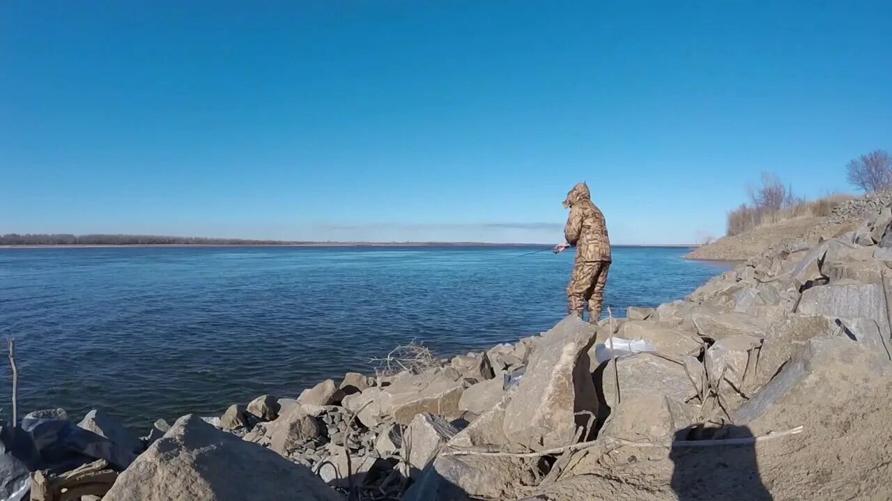 Рыбалка на реке волга. Судак в реке. Ловля судака на реке Волга зимой. Судак на Волге летом. Ловля судака зимой ночью на Волге.