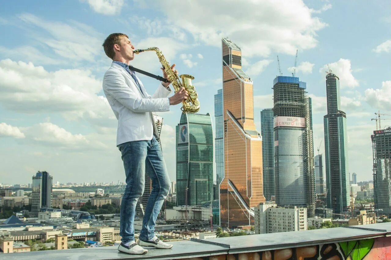 Уличный саксофонист nemiga. Музыкант на крыше. Мужчина с саксофоном. Уличный саксофон.