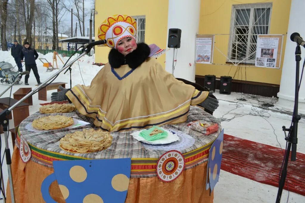 Игра на масленицу блины музыкальная. Украшения на Масленицу. Декорации на Масленицу. Атрибуты Масленицы. Украшение на Масленицу в школе.