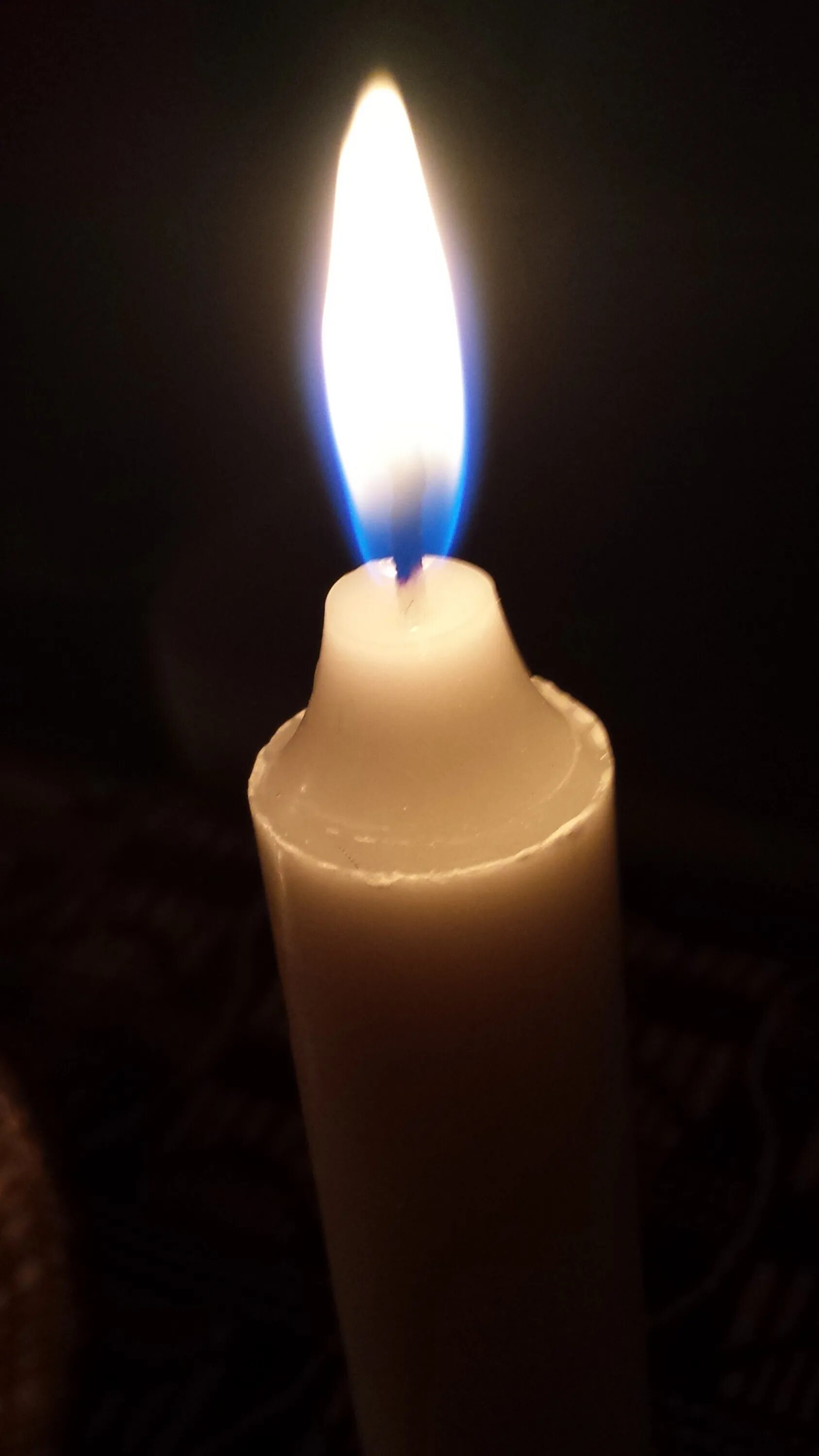Свечи теплый свет. Горение свечи. В пламени свечи. Свеча фото. Тление свечи.