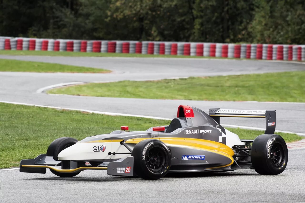 Формула 2 спортсмена. Formula Renault 2.0. Болид Formula 2. Formula 3 Болид. Болид Рено 2010.