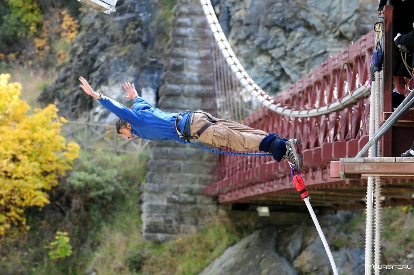 Где прыгают с высоты. Прыжок банджи с моста Ройал-Гордж. Банджи джампинг. Банджи-джампинг Ройал-Гордж. Михаил Панов банджи джампинг.