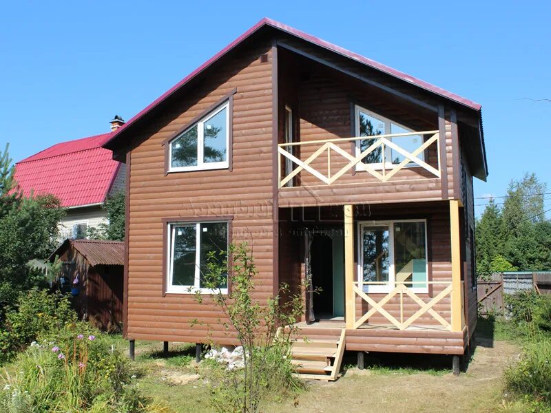 Деревянный дом феникс. Дачный рай пестово улица строителей. Дачный рай каркасные. Красный каркасный домик. Выставка домов дачный рай.