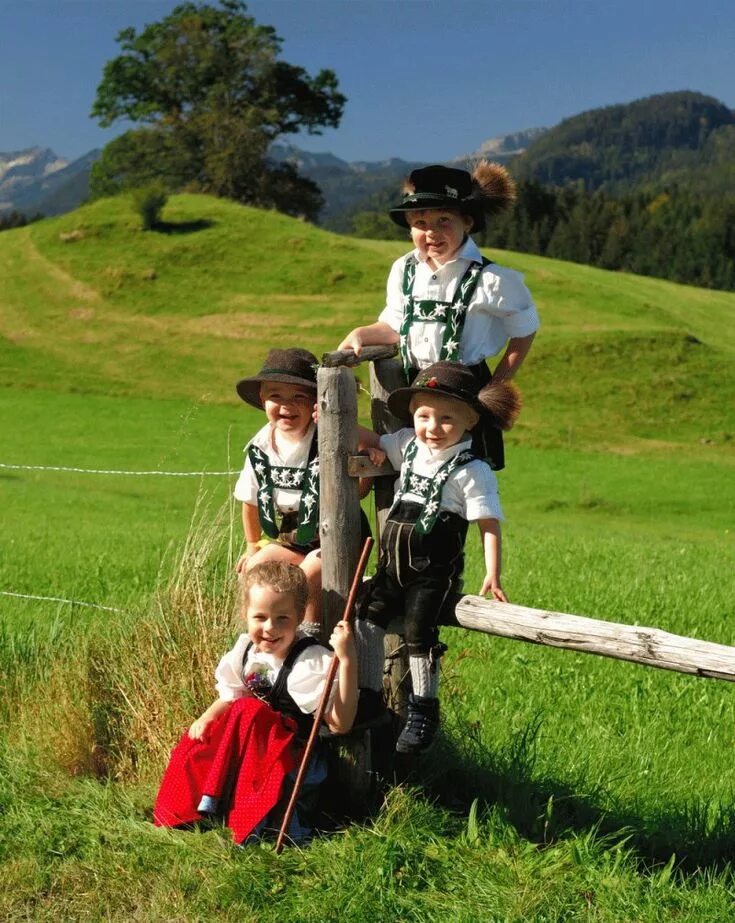 Немецкие дети в россии. Австрия жители. Национальный швейцарский костюм детский. Народы Австрии. Немецко-швейцарские дети.