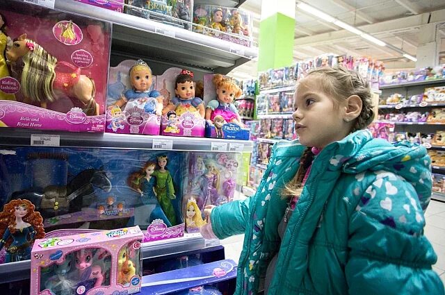 Включи заказывать игрушки. Которые продаются в детском мире. Какие игрушки есть в детском мире. Игрушки которые сейчас продаются в магазинах. Куклы которые продаются в магазине магните.