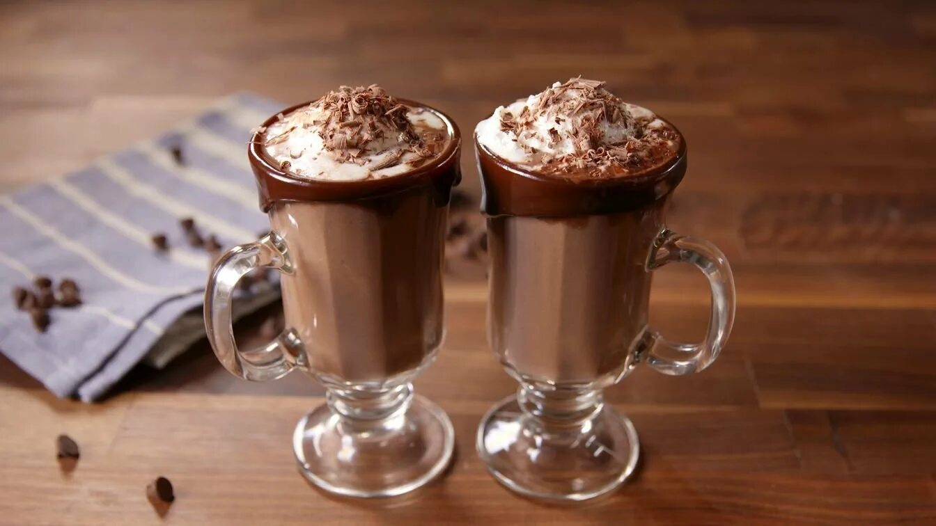 Кон горячий. Горячий шоколад. Шоколад напиток. Горячий шоколад напиток. Чашка горячего шоколада.