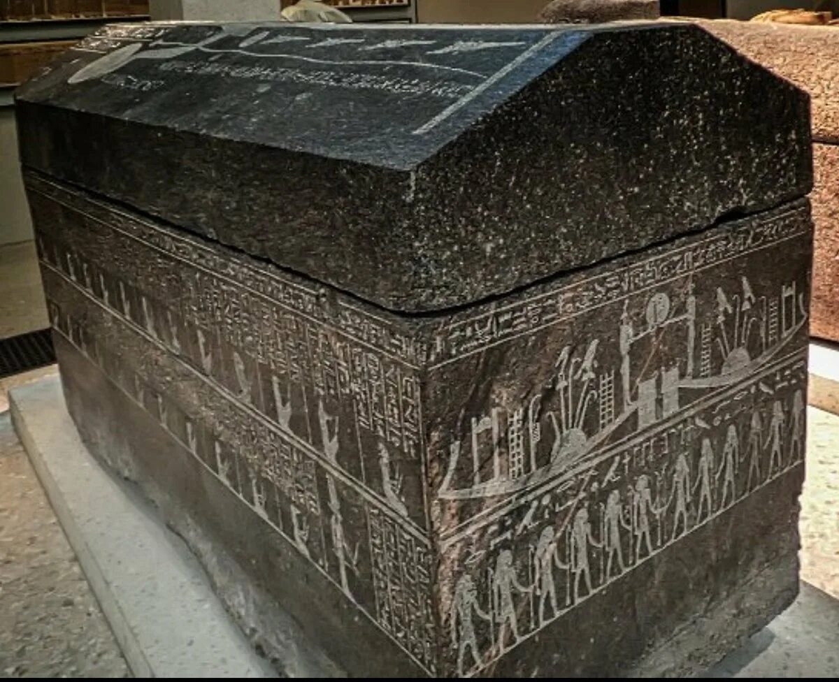 Гробница александра великого. Саркофаг тутанхамона в каирском музее. Саркофаг тутанхамона _ египетский национальный музей (каир). Кварцитовый саркофаг. Гроб тутанхамона.