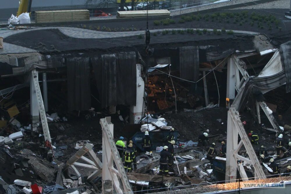 Обрушение рынка. Обрушение басманного рынка в москве. Обрушение рынка. Обрушение (2006) басманного рынка. Обрушение кровли басманного рынка в москве.