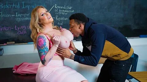 Училка толстушка принимает экзамен у негра через сочный куни на столе 