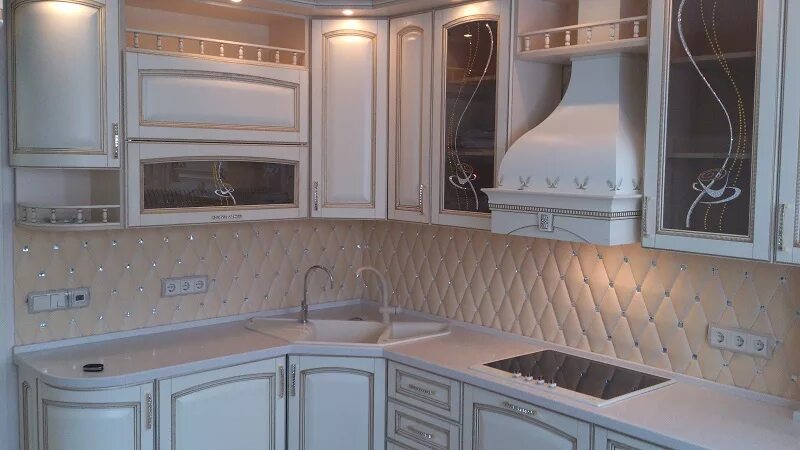 Кухня с квадратными ручками. Комод белый глянцевый ручки стразы. Кухня с кристаллами сваровски. Кухонный гарнитур со стразами. Кухня с зеркальными фасадами.