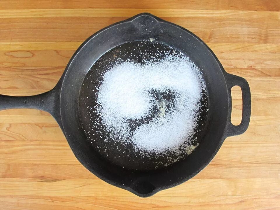 Почему масло пенится на сковороде. Соль в чугунную сковороду и прокалить. Прокаленная чугунная сковорода. Соль чугунная сковорода. Новая чугунная сковорода.