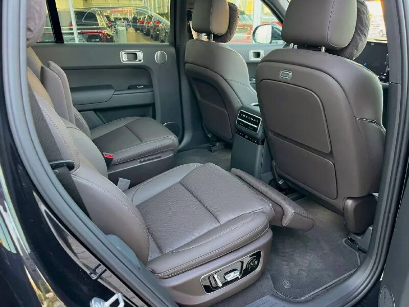 5 at 2023. Li l9 автомобиль салон. L9 кроссовер. Lixiang l9. Lixiang l9 1.