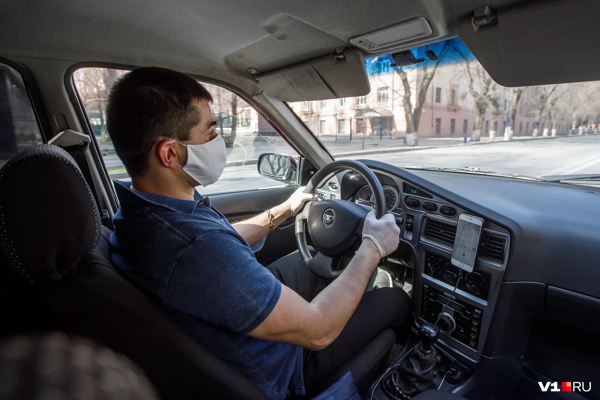 Можно пить в такси. Салон автомобиля с водителем. Салон машины таксиста. Салон такси водитель. Водитель такси за рулем.