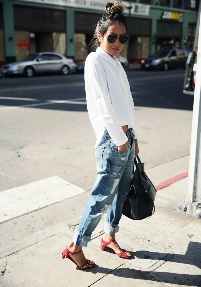 Рубашка oversized street style. Сумка тоут в корейском стиле. Джули саринана. Лук с рубашкой оверсайз. Длинная рубашка женская.