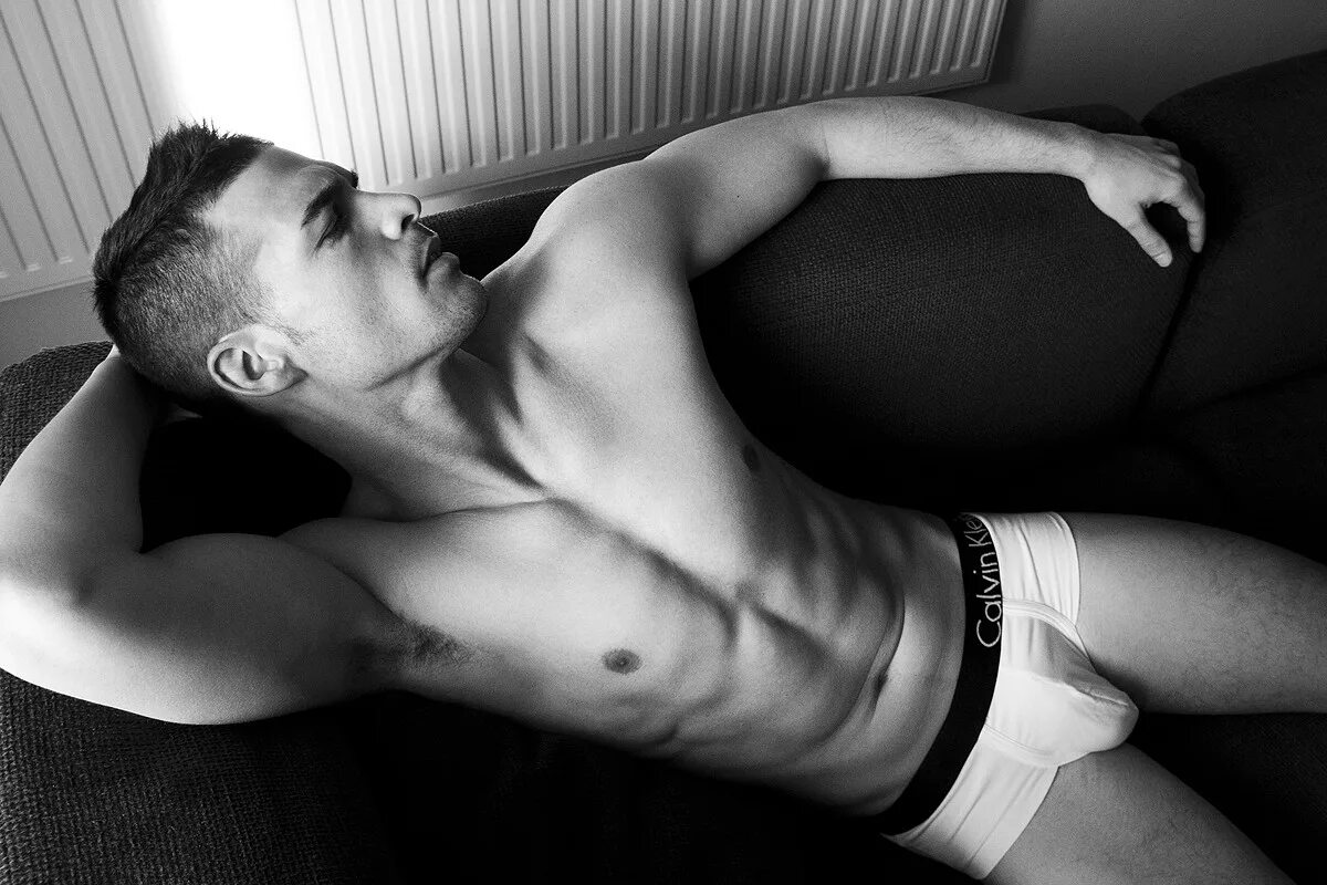 Фото парня 18 домашние. Парень в черных трусах. интимная фотосессия мужчин. интимные снимки парней. голые парни в черных трусах.