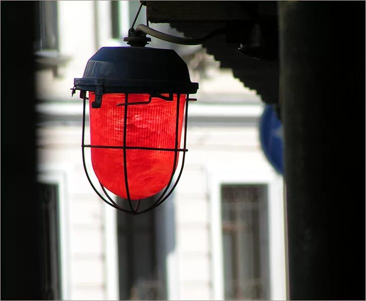 красное яблоко на темном фоне. фонарик красного свечения. чёрно красная эстетика. фонарь красно черный. красный уличный фонарь.